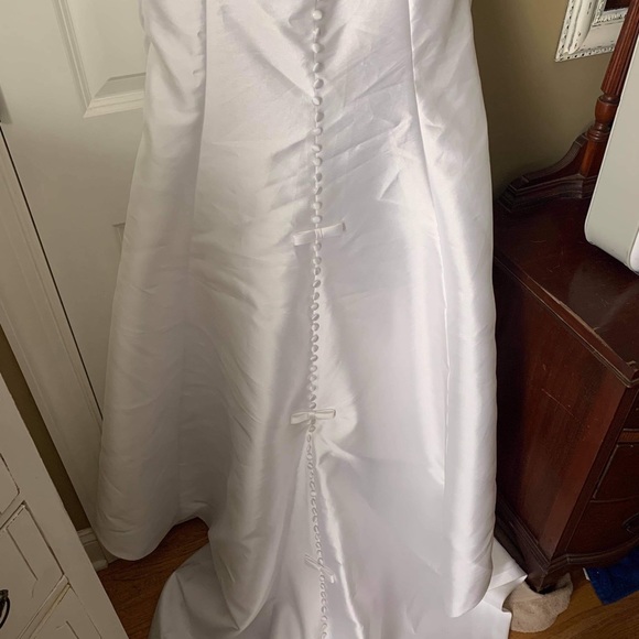 Wedding Dress - Picture 5 of 9